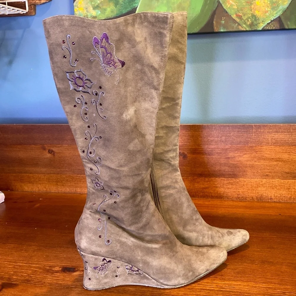 Donald J Pliner gray suede tall boots wedge heel purple butterfly embroidery 8.5 - Picture 3 of 17